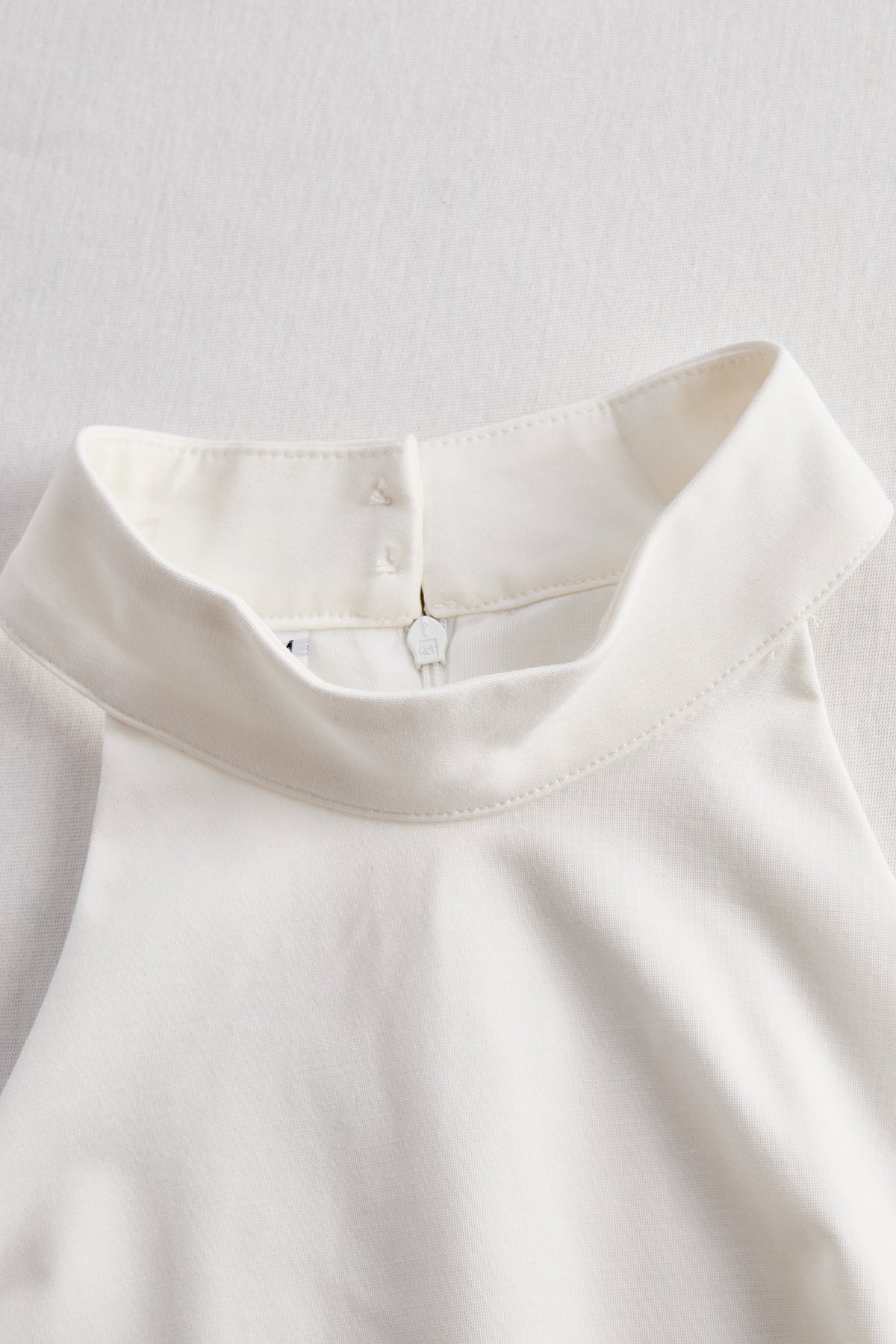 Elegáns Midi Ruha Pántokkal és Övvel