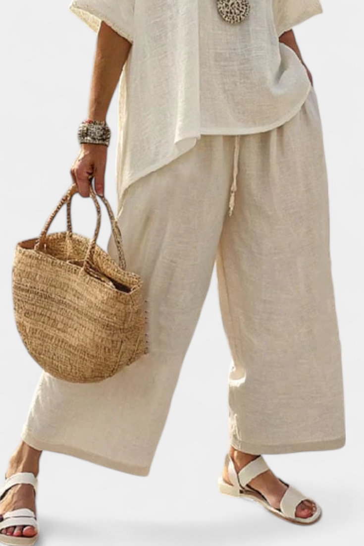 Completely minimalist Daisy in natural shades, with a ruffle blouse and wide-leg trousers for a simple and elegant style.
